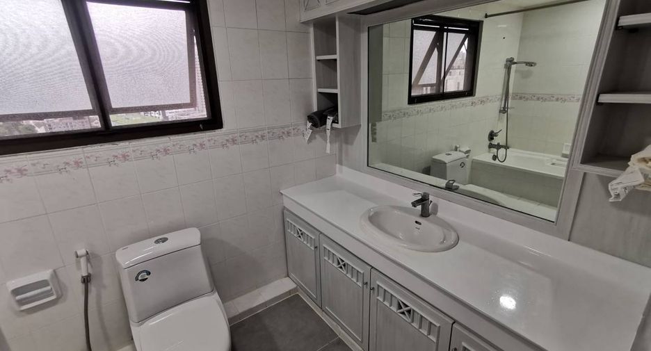 For rent 3 bedrooms serviced apartment in Watthana, Bangkok