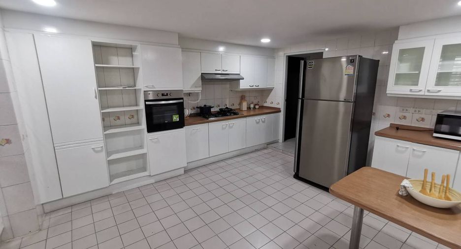 For rent 3 bedrooms serviced apartment in Watthana, Bangkok