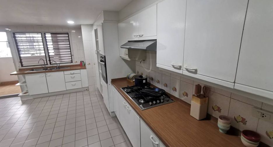 For rent 3 bedrooms serviced apartment in Watthana, Bangkok