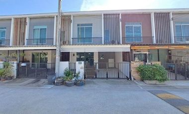 Casa adosada en venta de 3 habitaciones en Bang Sao Thong, Samut Prakan
