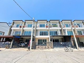 Reihenhaus zum Kauf mit Studio in Bang Phli, Samut Prakan