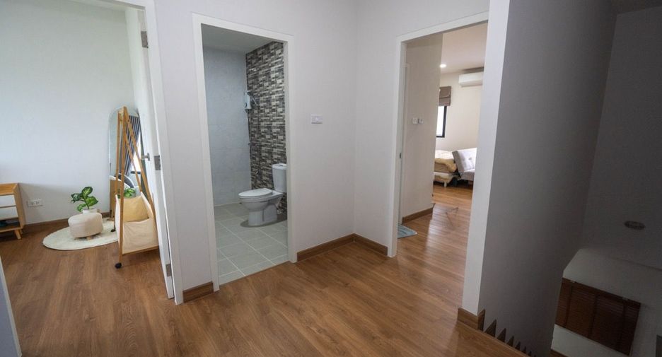 For sale 3 bedrooms townhouse in San Kamphaeng, Chiang Mai