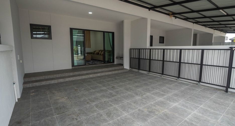 For sale 3 bedrooms townhouse in San Kamphaeng, Chiang Mai