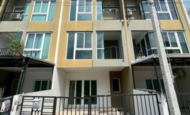 À vendre 3 chambres maison de ville à Bang Phli, Samut Prakan