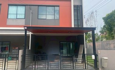 Casa adosada en venta de 3 habitaciones en Phra Samut Chedi, Samut Prakan