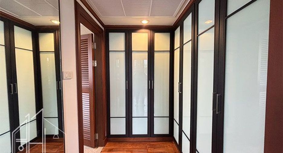 For rent 3 bedrooms condo in Khlong Toei, Bangkok