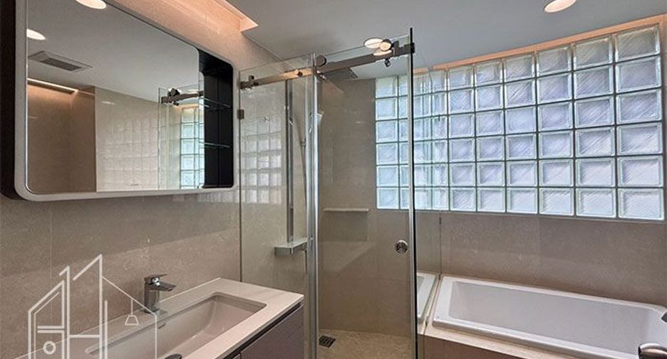 For rent 3 bedrooms condo in Khlong Toei, Bangkok