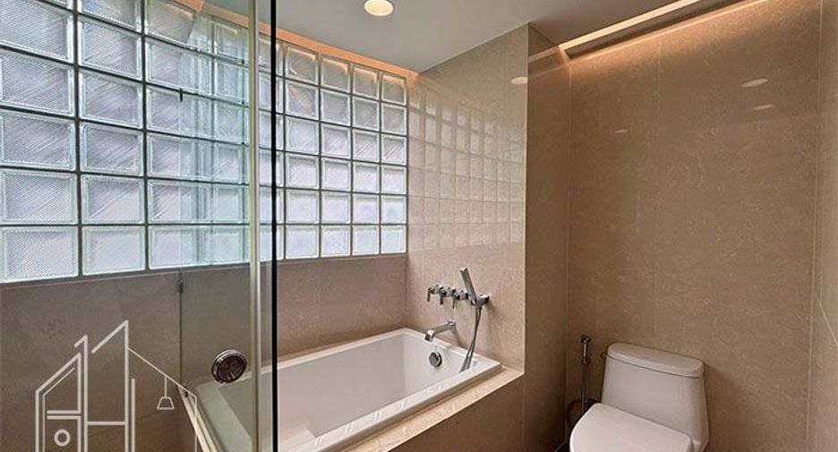 For rent 3 bedrooms condo in Khlong Toei, Bangkok