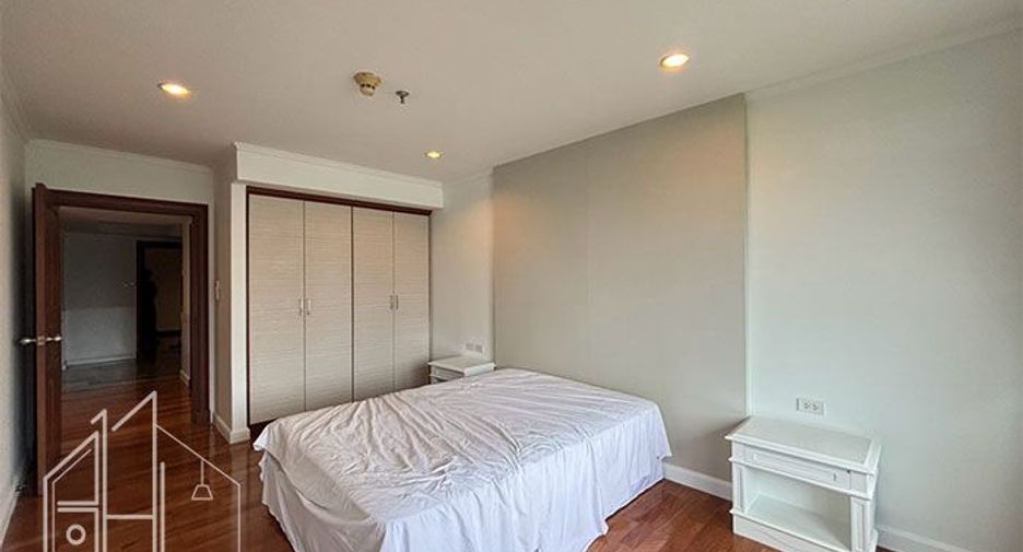For rent 3 bedrooms condo in Khlong Toei, Bangkok