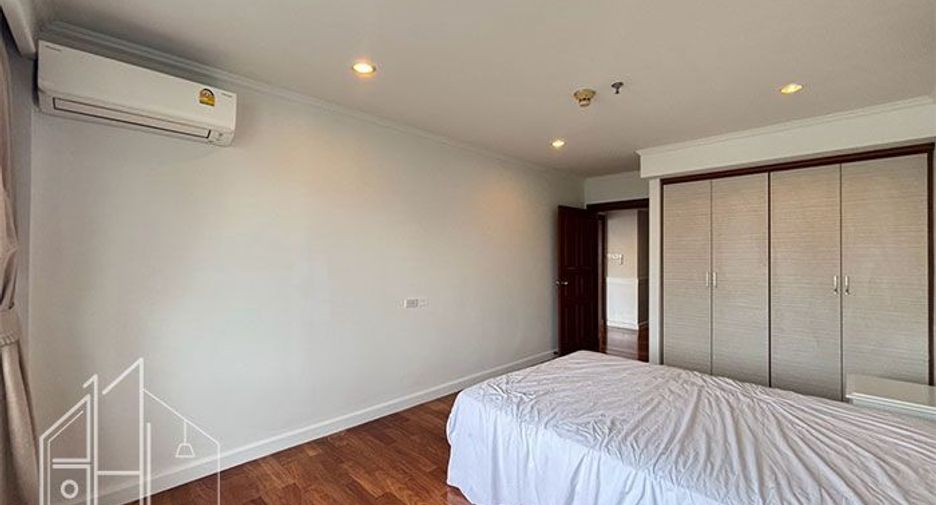 For rent 3 bedrooms condo in Khlong Toei, Bangkok
