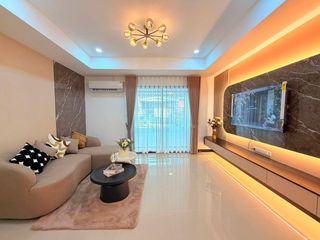 Casa adosada en venta de 3 habitaciones en Bang Lamung, Chonburi