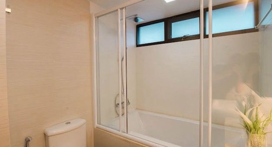 For rent 3 bedrooms apartment in Khlong Toei, Bangkok