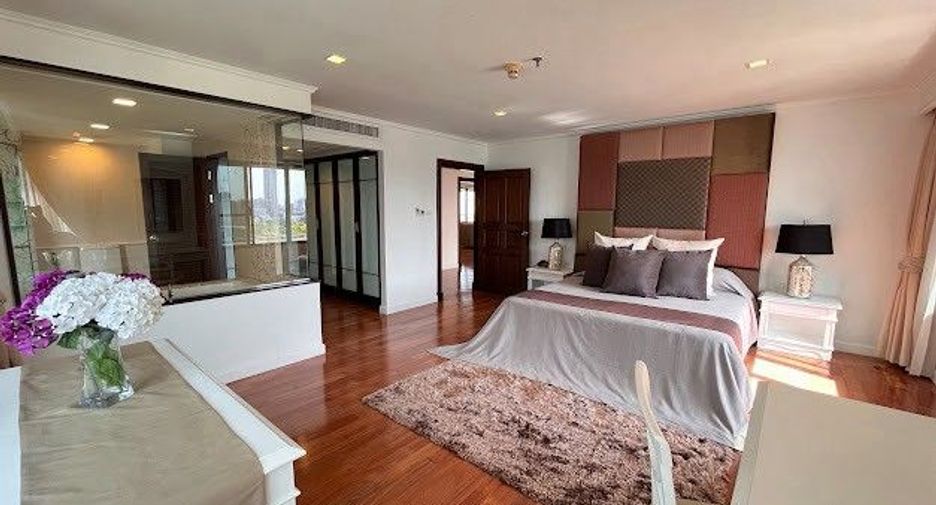For rent 3 bedrooms apartment in Khlong Toei, Bangkok