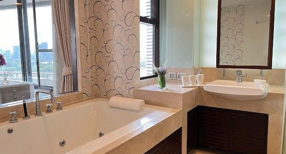 For rent 3 bedrooms apartment in Khlong Toei, Bangkok