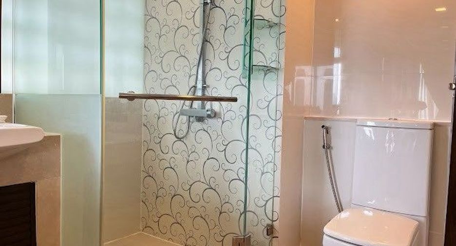 For rent 3 bedrooms apartment in Khlong Toei, Bangkok