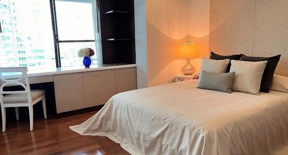 For rent 3 bedrooms apartment in Khlong Toei, Bangkok