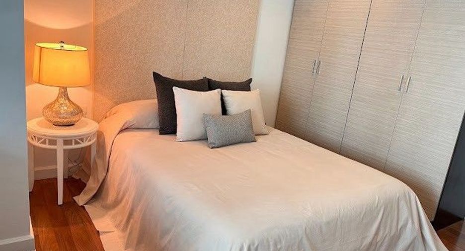 For rent 3 bedrooms apartment in Khlong Toei, Bangkok