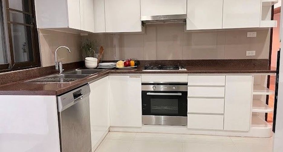 For rent 3 bedrooms apartment in Khlong Toei, Bangkok