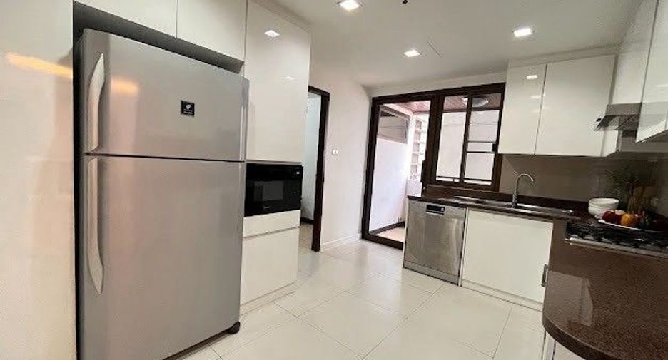 For rent 3 bedrooms apartment in Khlong Toei, Bangkok