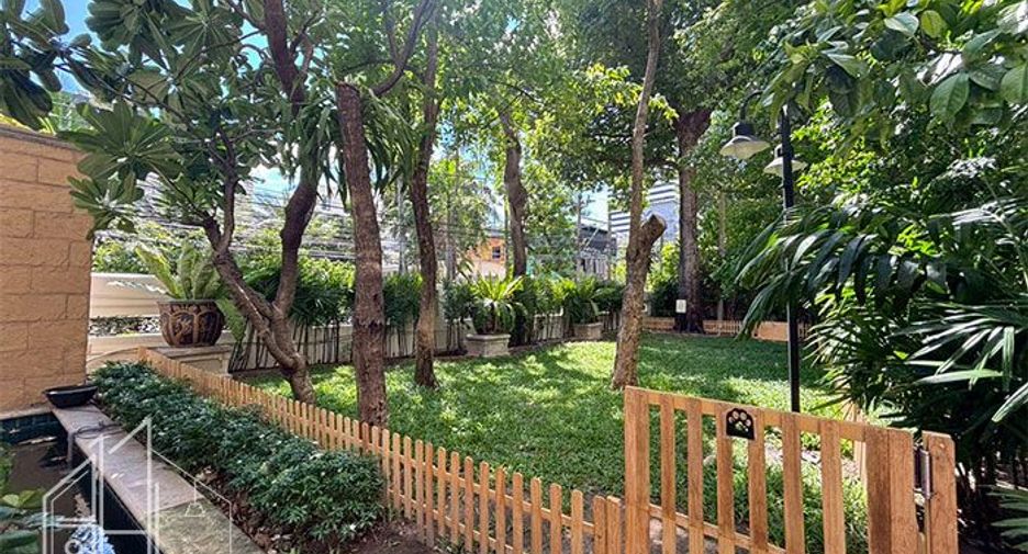 For rent 3 bedrooms apartment in Khlong Toei, Bangkok