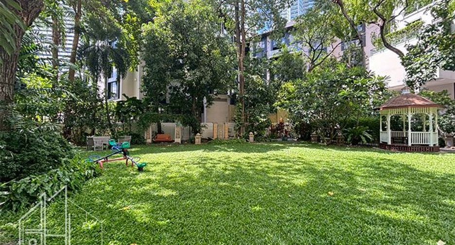For rent 3 bedrooms apartment in Khlong Toei, Bangkok