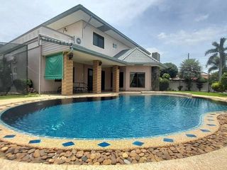 À louer 4 chambres villa à Bang Lamung, Chonburi