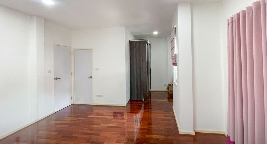 Haus zum Kauf mit 3 Zimmer in Khlong Sam Wa, Bangkok