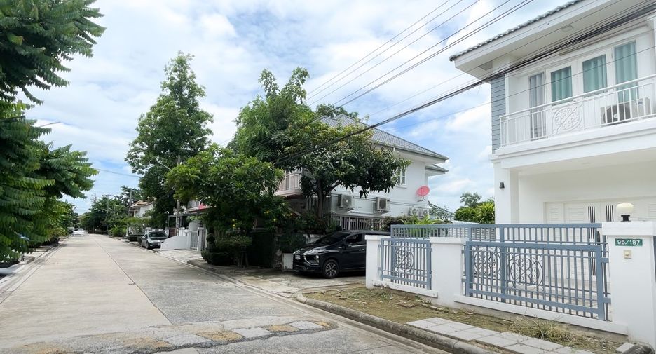 Haus zum Kauf mit 3 Zimmer in Khlong Sam Wa, Bangkok