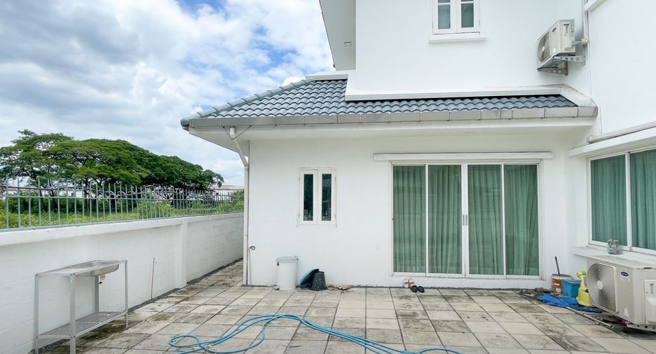 Haus zum Kauf mit 3 Zimmer in Khlong Sam Wa, Bangkok