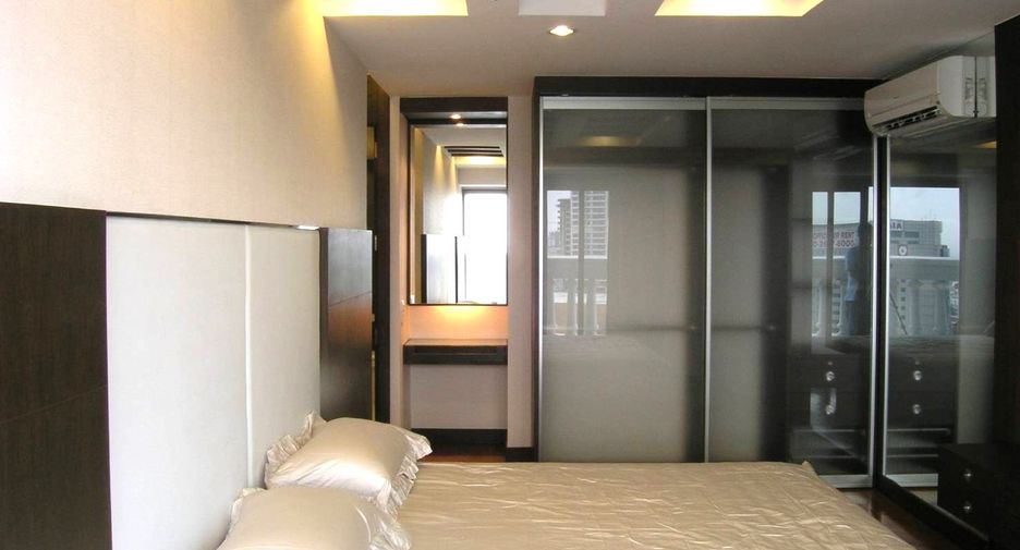 For rent 2 bedrooms condo in Bang Rak, Bangkok