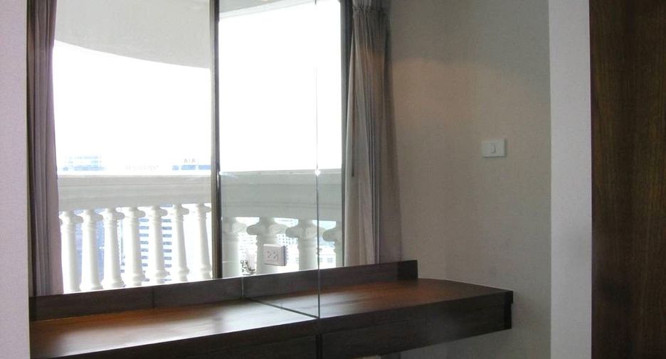 For rent 2 bedrooms condo in Bang Rak, Bangkok