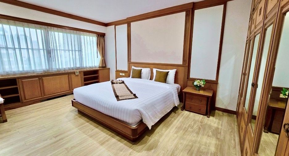 For rent 4 bedrooms condo in Watthana, Bangkok