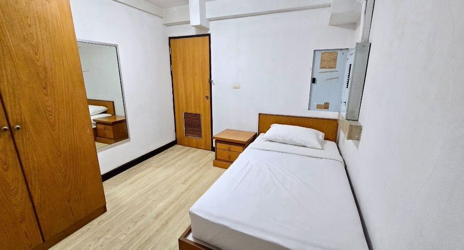 For rent 4 bedrooms condo in Watthana, Bangkok