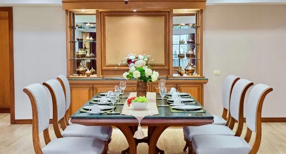 For rent 4 bedrooms condo in Watthana, Bangkok