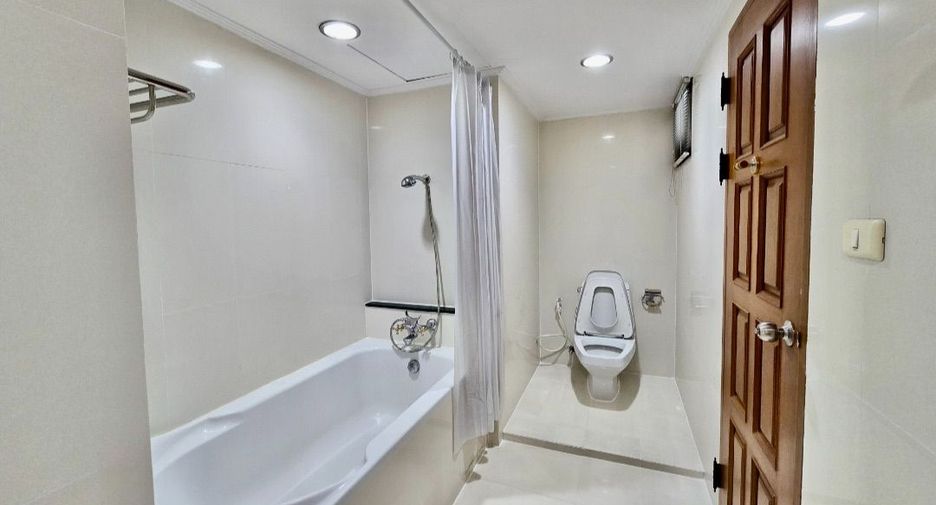 For rent 4 bedrooms condo in Watthana, Bangkok