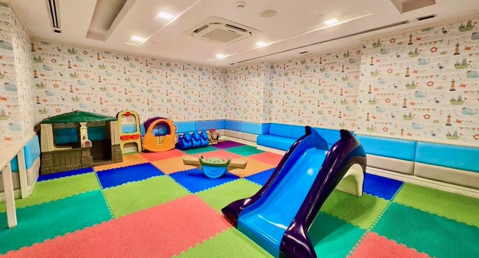 For rent 4 bedrooms condo in Watthana, Bangkok