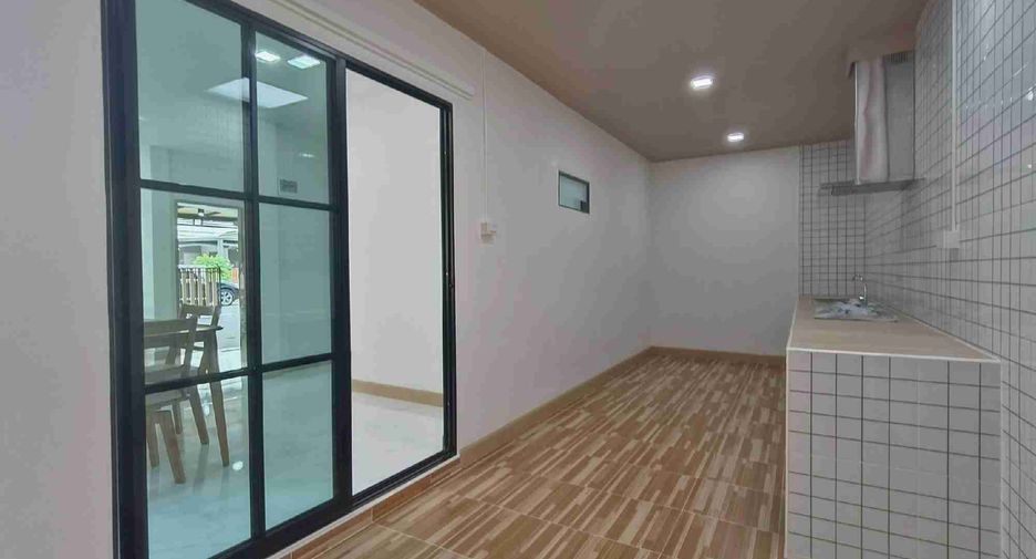 Haus zum Kauf mit 4 Zimmer in Khlong Sam Wa, Bangkok
