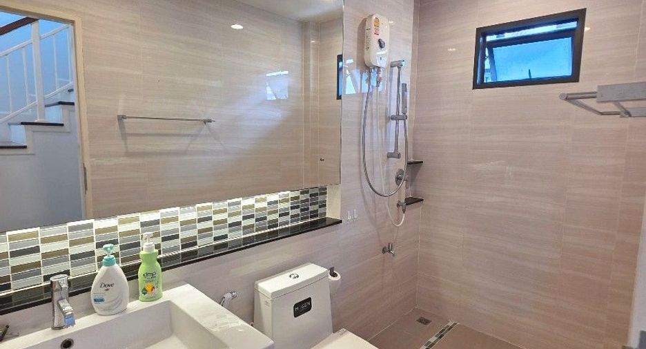 Haus zur Miete mit 4 Zimmer in Prawet, Bangkok