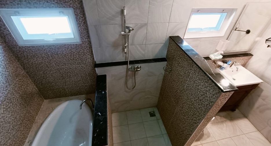 For sale 4 bedrooms house in Mueang Chiang Mai, Chiang Mai
