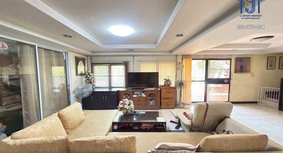 Haus zum Kauf mit 3 Zimmer in Lat Phrao, Bangkok