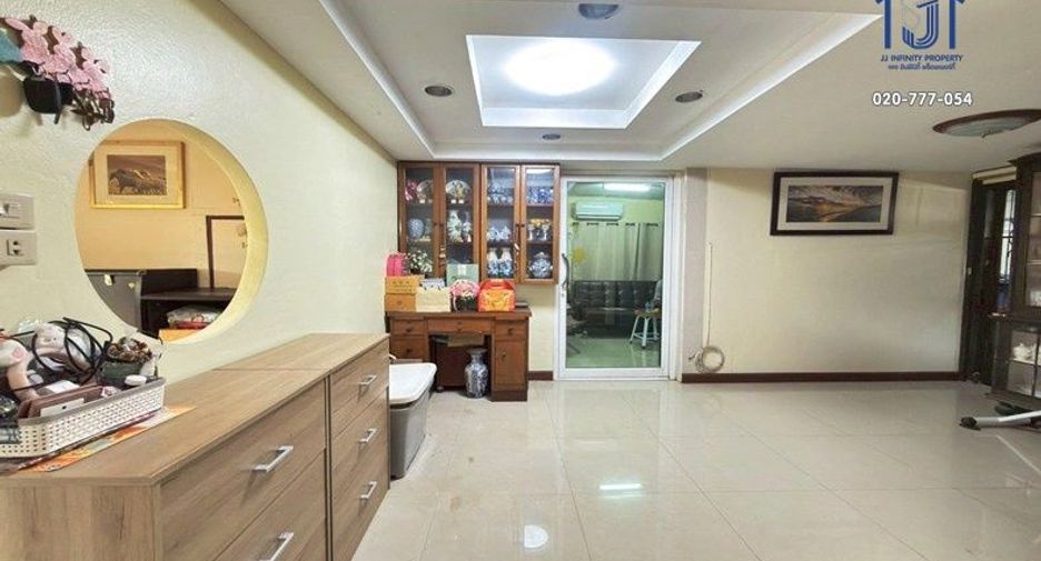 Haus zum Kauf mit 3 Zimmer in Lat Phrao, Bangkok
