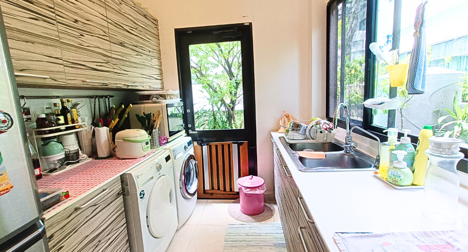 For rent and for sale 4 bedrooms house in Lat Krabang, Bangkok