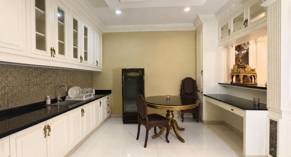 For sale 2 bedrooms townhouse in Suan Luang, Bangkok