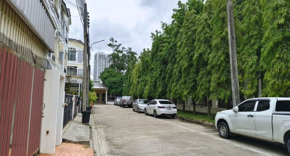For sale 2 bedrooms townhouse in Suan Luang, Bangkok