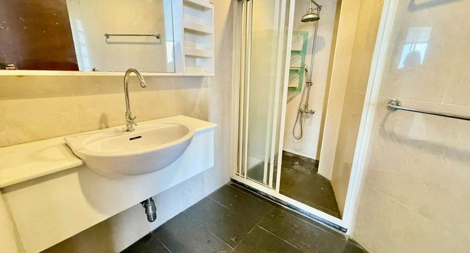 For rent 3 ベッドルーム condo in Si Racha, Chonburi