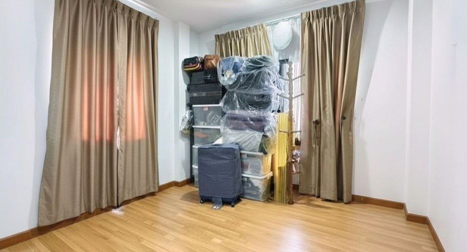 Haus zum Kauf mit 4 Zimmer in Khlong Sam Wa, Bangkok