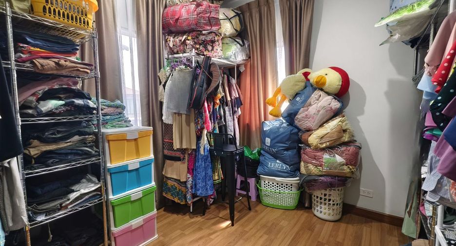 Haus zum Kauf mit 4 Zimmer in Khlong Sam Wa, Bangkok