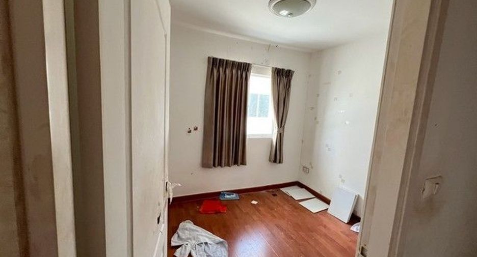 For sale 3 bedrooms townhouse in Mueang Samut Prakan, Samut Prakan