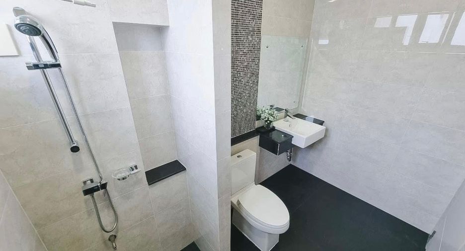 Casa en alquiler de 5 habitaciones en Lat Krabang, Bangkok