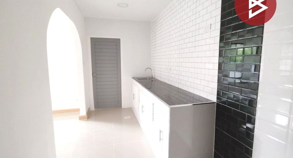 For sale 3 bedrooms townhouse in Khlong Luang, Pathum Thani
